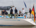 L'équipage de "Rarotonga" autour de Christoph Mählmann a été honoré pour son engagement particulier lors de la 91e semaine de la mer du Nord avec le "drapeau sacré de Helgoland".