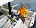 Reaching the trim lines is not ideal because the crew or helmsman have to lean far over the wheel or work from the side - especially because of the sometimes very heavy loads. But with practice and caution, it works