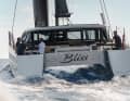 An unusual sight. Almost all catamarans have open transoms with steps. The HH44, on the other hand, relies on retractable bathing platforms and closed sterns, which has many advantages. Also great: the high bulwark, which gives the helmsman a secure feeling and the opportunity to lean against it