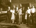 Les membres du club de voile ATANTIC 1929 devant leur premier hangar à bateaux sur l'Alster.