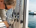 To make it easier to turn, the additional stay is deflected at the mast and the excess length is lashed to the rear. The stay can also be made of lightweight Dyneema