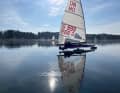 Mit einer Fläche von lediglich 108 Hektar zählt der See bei Scharbeutz zu den ersten befahrbaren Eissegel-Revieren der Region.