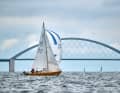 Woher weht der Wind? IF-Boot vor der Fehmarnsundbrücke | YACHT/Nico Krauss