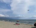 Dans de nombreux endroits du sud de la France, comme ici sur une plage au sud de Bastia, en Corse, des avions bombardiers d'eau sont actuellement mobilisés pour maîtriser les incendies de forêt dévastateurs.