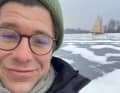 Fabian Boerger, rédacteur de YACHT, sur le lac Müggelsee, avec le planeur de glace en arrière-plan.