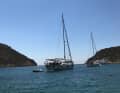 La baie de Fikiada, au sud de l'île de Sifnos, attire par ses eaux transparentes et offre suffisamment de place pour les plaisanciers.