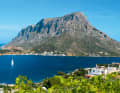 Kalymnos: Telendos vor der Westseite von Kalymnos. Dahinter die Ambeli-Bucht