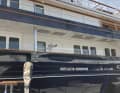 Cannoni ad acqua fiancheggiano le passerelle del ponte principale della "Koru".