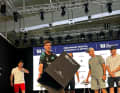 Hier wuchtet Cup-Verteidiger "Pistol Pete" Burling den Sockel für den America's Cup kurzerhand selbst an den richtigen Platz fürs Fotoshooting