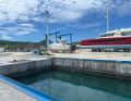 Vista sullo scalo di alaggio della Tyrell Bay Marina a Carriacou: la gru blu è pronta all’uso sullo sfondo, ma la via per tornare in acqua rimane bloccata.