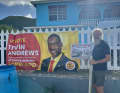 Michael Friedel devant une affiche électorale à Carriacou : depuis des mois, les plaisanciers bloqués s'adressent aux autorités, aux ambassades et aux responsables politiques, sans résultat jusqu'à présent.