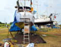 Le bateau repose sur sa quille et sur quelques supports. Un chevalet est nettement plus solide.
