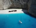 Lo yacht a noleggio al largo di Wreck Bay, sulla costa nord-occidentale di Zante. Purtroppo, al momento è vietato l’imbarco in quella zona.