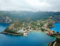 Assos, île de Céphalonie : village spectaculairement situé au pied d'une forteresse. Sur la jetée, place pour une poignée de yachts. Attention aux pierres, il faut parfois poser de longues amarres pour ne pas mettre le gouvernail en danger. Autre possibilité : mouiller dans la baie. Ne pas aborder par fort vent du nord ! La montée à la forteresse vaut la peine