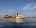 Vaisseau-mère à l'ombre : Le ravitailleur de 76 mètres "Abeona" au large de Cannes. C'est sur le "Koru" que Jeff Bezos aurait demandé Lauren Sánchez en mariage.