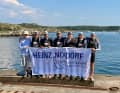 L'allenatore dell'Ilca 7 Alex Schlonski (a sinistra) con i suoi migliori velisti al campo di allenamento nella zona dei Campionati Europei di Marstrand. Il gruppo è supportato dal German Sailing Team dell'Heinz Nixdorf Verein.