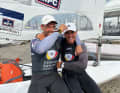 Buhl et Schweckendiek s'entraînent avec d'autres as de l'Ilca 7 en pleine ascension en tant que groupe de haut niveau dans l'équipe nationale de voile. Le soir après le deuxième jour de la Kieler Woche, il y avait encore de la place pour s'amuser entre les deux.