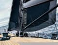 Macchina da regata in veste di teak: il display del log in alto dà un'idea del potenziale di velocità con 9,3 nodi di vento