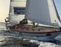 The ‘Silvermines Hydro’ under jib. The corresponding cutter stay is broken. The forestay with its furling system is fitted in front of the cutter stay and continues to hold the mast securely in place. However, Lawless knows that he cannot compete without the cutter jib and has therefore given up.