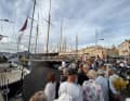 Viele neugierige Besucher im Hafen von Saint-Tropez.