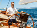 BOOTE EXCLUSIV-Chefredakteur Martin Hager segelte den 150-Tonner bei 15 bis 20 Knoten aus Südwest in der Bucht von Palma de Mallorca. Die Kabel-Ketten-Steuerung und das Ruder mit Skeg erforderten beide Hände am Steuerrad