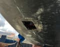 Erkenntnisse nach der Bergung: Gut durch das Antifouling zu erkennen sind Laminat- oder Spachtelspuren rund um den Ausschnitt außen
