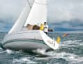 Bousculé : tant que le Sun Odyssey navigue de manière contrôlée, le safran profond et étroit fonctionne de manière précise et efficace. Mais s'il s'affole, de grands angles d'attaque sont nécessaires, suivis d'un décrochage.