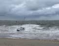 Una volta arenata, la barca a vela diventa preda delle onde.