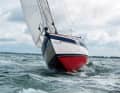 La coque du Hallberg Rassy se dresse dans les hautes vagues, le bateau tangue violemment