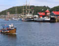 De grands et de petits bateaux dans le port d'Oban.