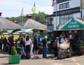 Partout, le poisson frais et les
moules sont transformés en plats succulents directement sur le port. À Oban aussi, on n'hésite pas à faire la queue un peu plus longtemps pour cela.