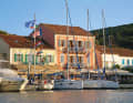 Fiskardo, Céphalonie : très fréquenté, mais toujours aussi idyllique : de superbes maisons, des bougainvilliers luxuriants, des cafés et des restaurants autour du port. Conseil : les rares places du port sont généralement occupées jusqu'à 11 heures ; le lendemain, c'est souvent le chaos au niveau des ancres. Mieux vaut s'amarrer du côté nord du port à l'aide d'une ancre avant et d'une amarre à terre.