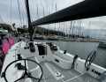 ...mais il est commandé par le régleur de grand-voile avant les roues