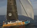 Les couleurs de la Class 40 de Lennart Burke et Melwin Fink rappellent fortement le look du bateau de Melwin Fink dans la Mini-Transat 2021. Le partenaire était le même que maintenant