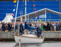 ...und symbolisch auf die mehrjährige Regattatour geschickt.