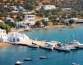 Sifnos : Le petit quai du village de Vathi, sur le côté ouest de l'île, n'a que peu de profondeur d'eau au niveau de la jetée. La baie protégée subit des rafales de vent la nuit, beaucoup de chaîne coincée !