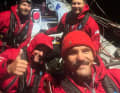 Nach der geglückten Bergeaktion kann die Crew sogar lächeln