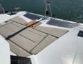Das Vorschiff teilen sich Sonnenliege und Solarpaneele