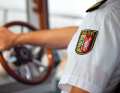 Steuermann mit Wappen am Ärmel: Polizeimeister Frank Stüben auf Kontrolltörn