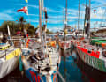 Arrivati al porto turistico di Shelter Bay a Panama. Otto barche Globe 580 entrano nel box di un catamarano di 45 piedi.