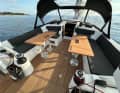 Les tables de cockpit doubles permettent de circuler librement dans le cockpit. De grands espaces de rangement pour les objets encombrants et pour le radeau de sauvetage se cachent sous les grands volets du plancher du cockpit.