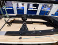 Adapté sans compromis à la navigation en solitaire. Les écoutes, drisses et lignes de réglage sont toutes ramenées sous le pont, à l'arrière, sur les deux plates-formes de winch dans le cockpit.