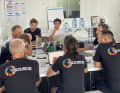 Boris Herrmann und Will Harris gestern Nachmittag bei der Lagebesprechung mit dem Technik-Team von Malizia