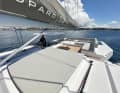 The flybridge lounge on the upper deck is particularly spacious. And there is plenty of space for sunbathing.