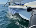 The Chinese-style design extends from the midship section right up to the bow. It creates a sleek waterline, whilst the foredeck remains spacious to ensure greater living comfort. What’s more, the sheer also helps to deflect the water.