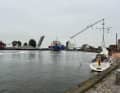 Following the incident, the 104-metre-long “Olymp Trader”, which had come from Wismar, passed under the bascule bridge at the end of the harbour basin in order to moor on the other side, presumably to load general cargo.