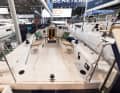 Die Pinne wurde für die Messe abgebaut, die Hahnepot für den Großbaum ist nur auf der Backbordseite fixiert. Ansonsten aber lässt sich die sehr gute Ergonomie des breiten Cockpits schon gut erfahren