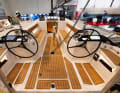 Deux roues caractérisent le cockpit - ainsi qu'un siège chauffant pour le barreur.