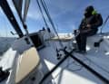 Le barreur est assis haut et détendu. Le pilotage est très équilibré, la pression sur la barre est agréable.