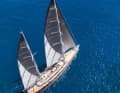 Aluminium giant on the wind: "Sybaris" carries 3,045 square metres of 3DL laminate on the 62 and 72 metre high Rondal masts, the sails are trimmed from the modern steering position on the 18 metre long flybridge